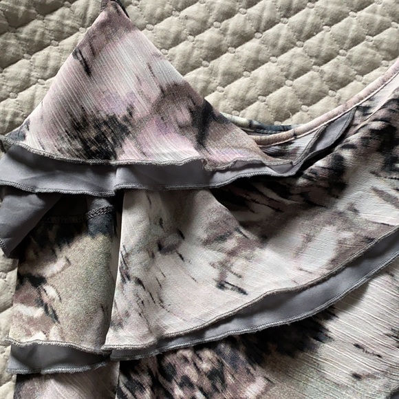 Gray print ruffled front tank top - Picture 3 of 3